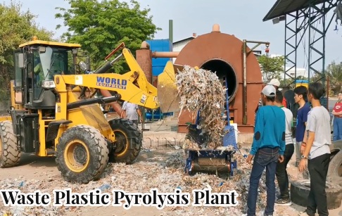 What are the key factors to consider when buying a pyrolysis machine for plastic waste?